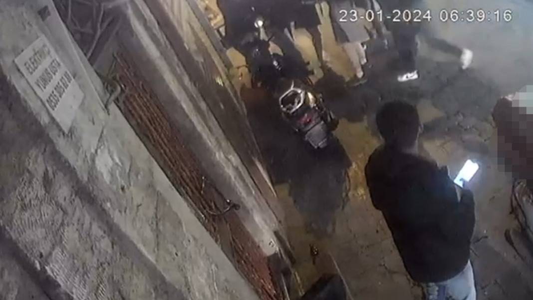 İşte olay anının yeni görüntüleri... Beyoğlu’nda satırlı 'kız arkadaşıma baktın' kavgası 1